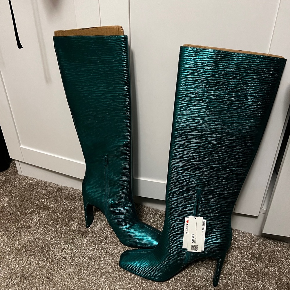 Beautiful green boots never been worn